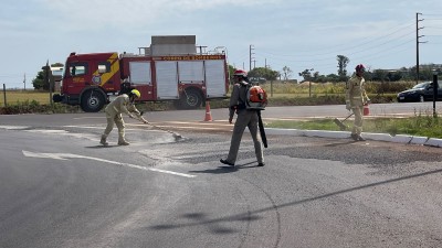 Bombeiros realizam limpeza de pista após derramamento de pedras em Palotina