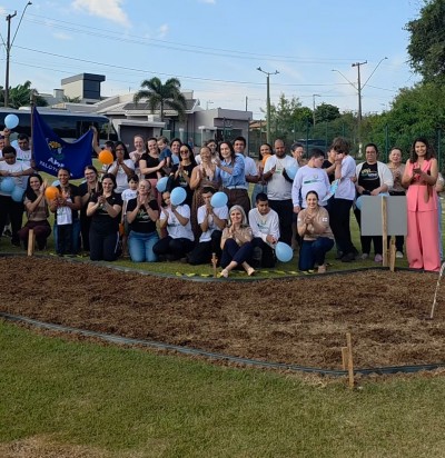 APAE realiza plantio de girassóis no Lago Municipal de Palotina