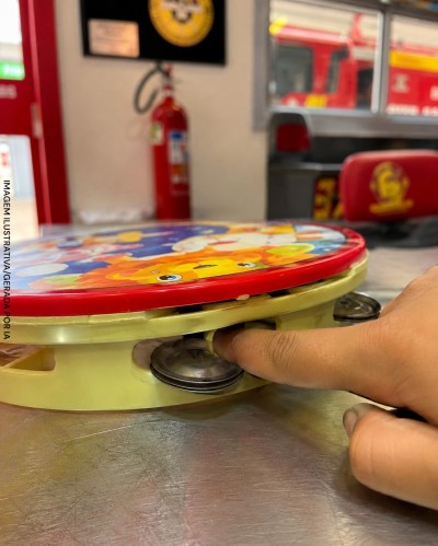 Bombeiros ajudam bebê com dedo preso em pandeiro de brinquedo em Palotina
