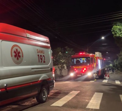Incêndio em residência mobiliza bombeiros e deixa pessoa presa no interior do imóvel em Palotina