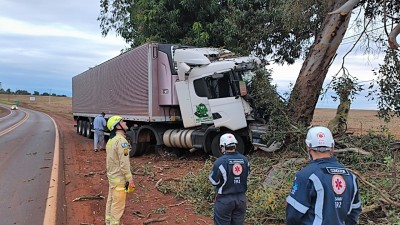 Caminhão colide contra anteparo e deixa vítima presa às ferragens na PR-182, em Palotina