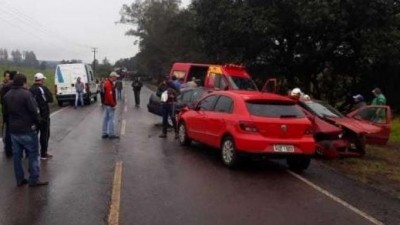 Grave acidente entre três veículos deixa quatro feridos na PR 466