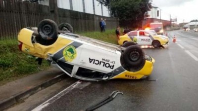 Viatura da PM capota durante perseguição em São José dos Pinhais