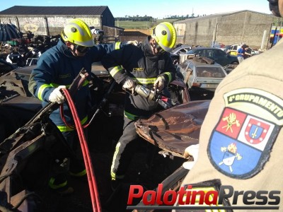 Corpo de Bombeiros faz treinamento em Palotina simulando atendimento à vítimas encarceradas.