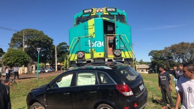 Carro é arrastado por 5 metros após bater em trem em Mandaguari; três pessoas ficaram feridas