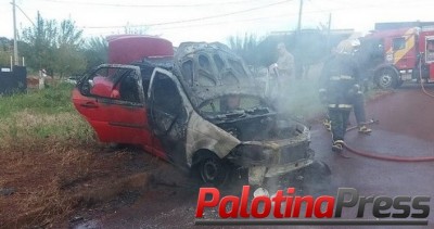 Bombeiro Militar é acionado para controlar incêndio a veículo em Palotina