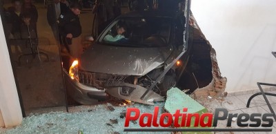 Veículo invade calçada e colide contra vitrine de loja em Palotina