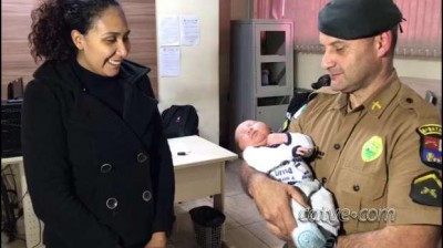 Policial herói conhece bebê que ajudou a salvar a vida por telefone em Cascavel