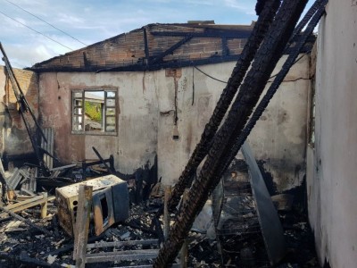 Jaguariaíva - Jovem de 20 anos é presa após incendiar a casa da própria família por causa de dinheiro