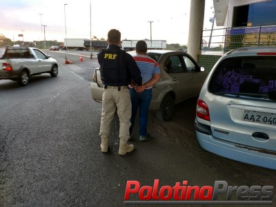 Durante abordagem PRF recupera veículo roubado.