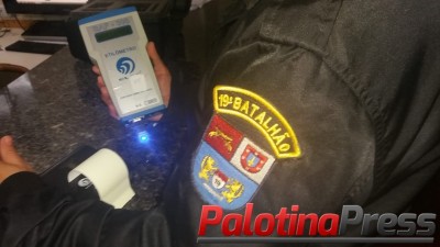 Palotina - Condutor embriagado é detido pela PM após colidir Ford Ka em veículo estacionado.