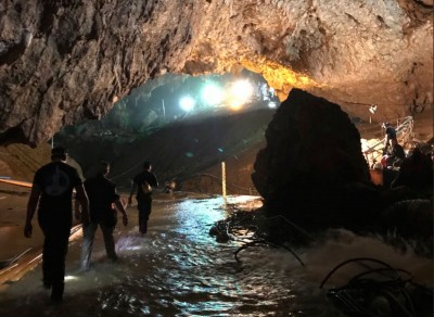 Doze meninos e o técnico de futebol são retirados de caverna após três dias de resgate na Tailândia