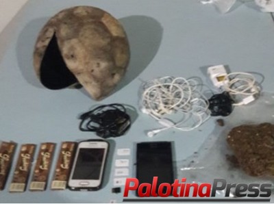 Palotina - Bola recheada com drogas e acessórios telefônicos é arremessada dentro de pátio da Delegacia.