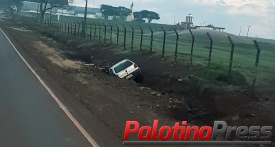 Veículo sai da pista e cai em valeta de água, entre Palotina e Terra Roxa