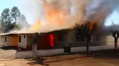 Celular carregando na tomada causa incêndio em residência de Itapejara do Oeste